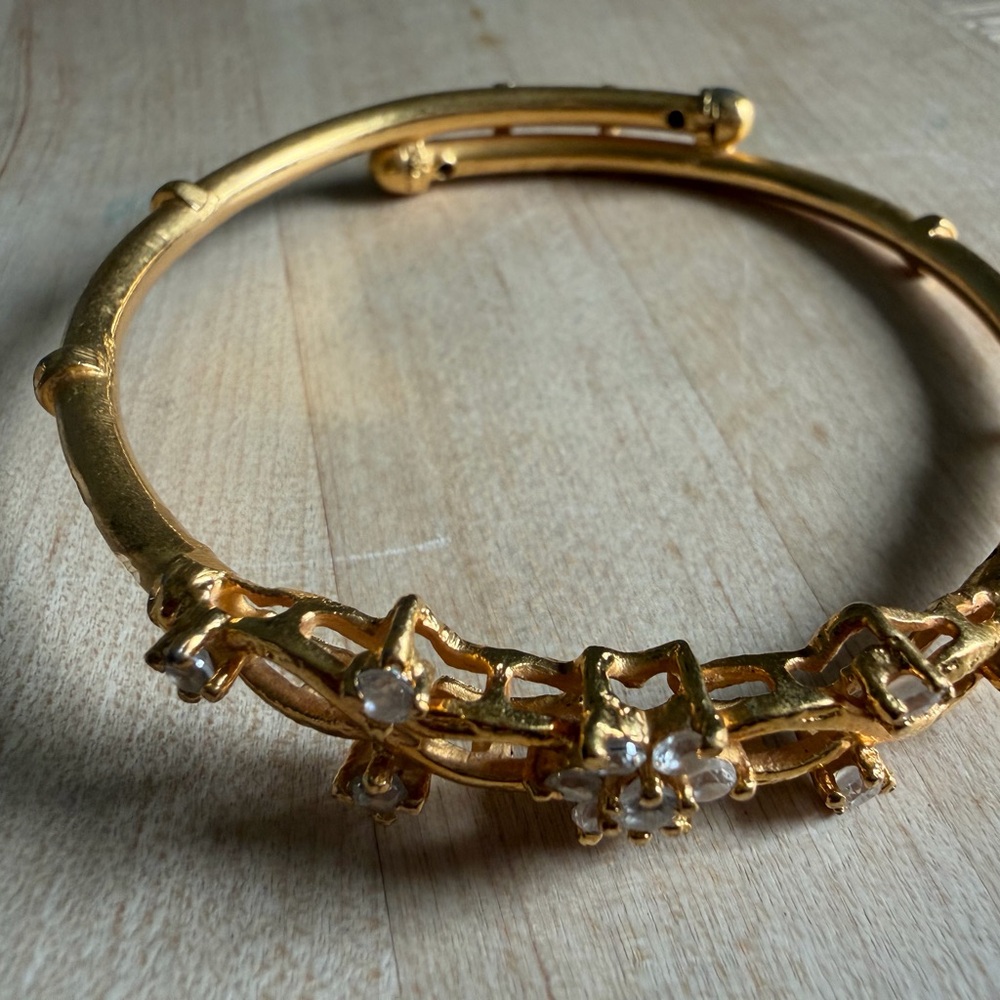 Elegant Gold Bracelet with Crystal Accents - Picture 2 of 4